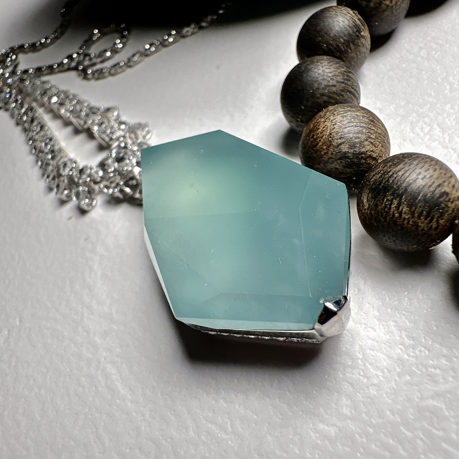 【冰种天空蓝随形吊坠】质地非常细腻干净，冰润十足，种老冰透，收藏品质。18k金钻镶嵌，裸石尺寸33*21*9.8毫米