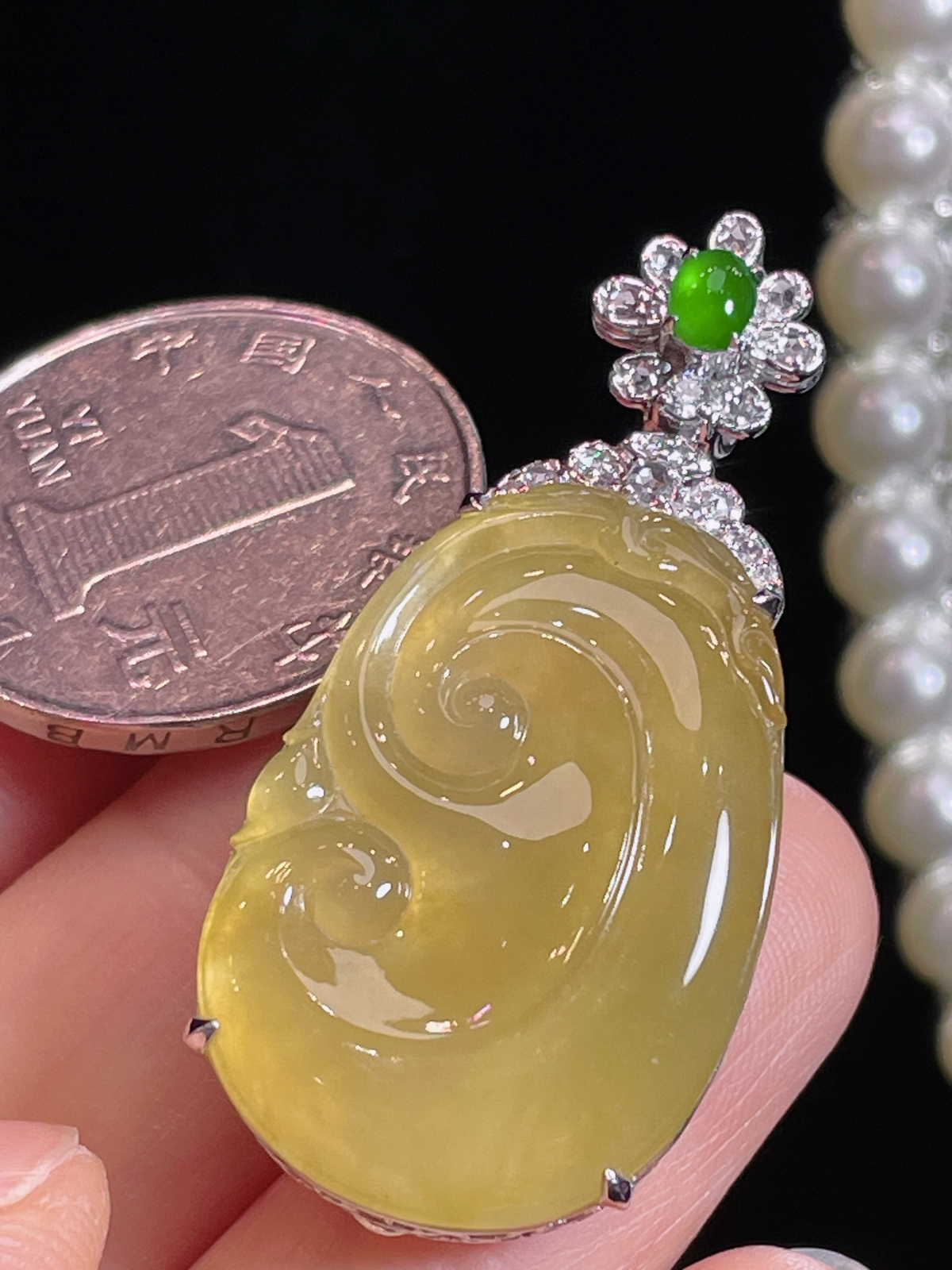 ️天然翡翠冰黄翡如意吊坠
18k金镶嵌钻石 ，细腻水灵..