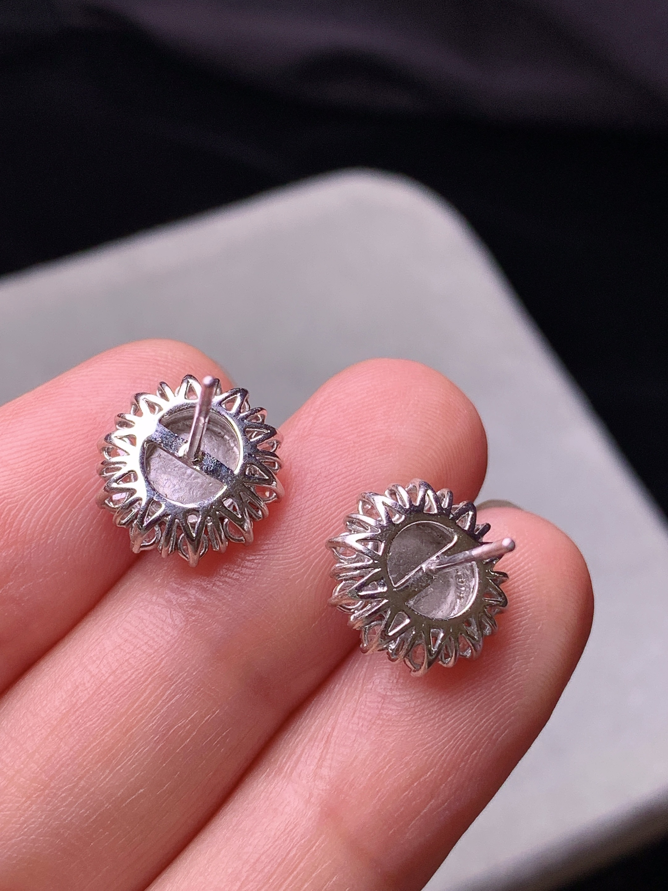 18k金钻镶嵌冰种蛋面耳钉 玉质细腻 色泽艳丽清新 水润亮眼 整体尺寸12.3*11.8*7.6x8