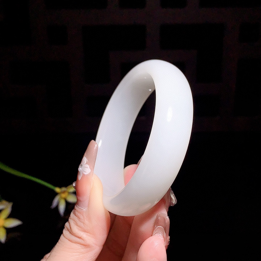 和田玉53.5圈口羊脂白玉宽版手镯！圈口53.5宽15.5玉质细腻油润 底色纯净 无裂无杂 脂粉好，