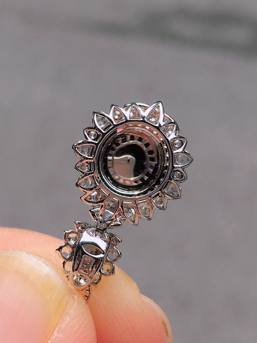 阳绿蛋面吊坠，色泽均匀艳丽，玉质细腻，荧光感超
强，饱满圆润，尽显优雅气质，18k
金豪华镶嵌