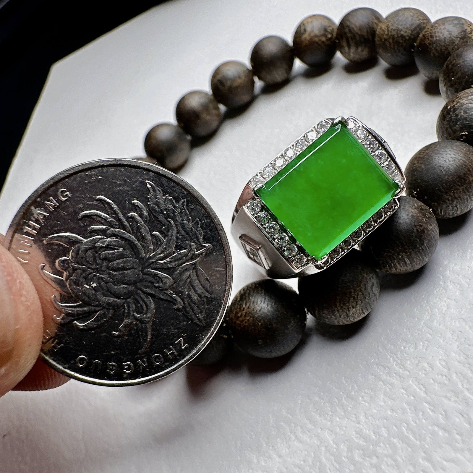 【冰种满绿马鞍戒指】种水色俱全，冰透闪亮，通透感饱满度很好，18k金钻镶嵌，裸石尺寸12.3*10.3*3毫米