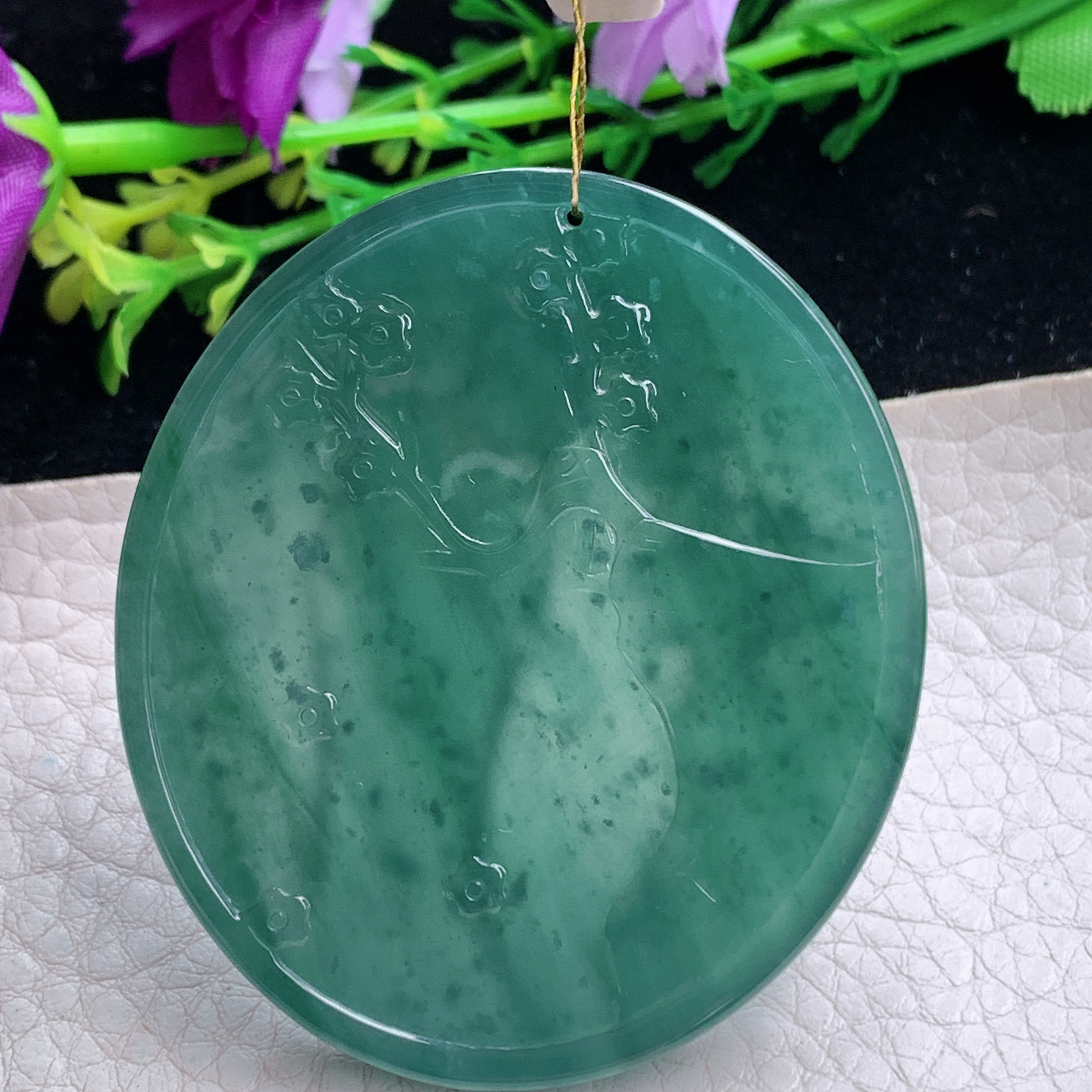 xj实拍55*48.8*6天然翡翠a货冰蓝踏雪寻梅玉吊坠 意境玉挂件