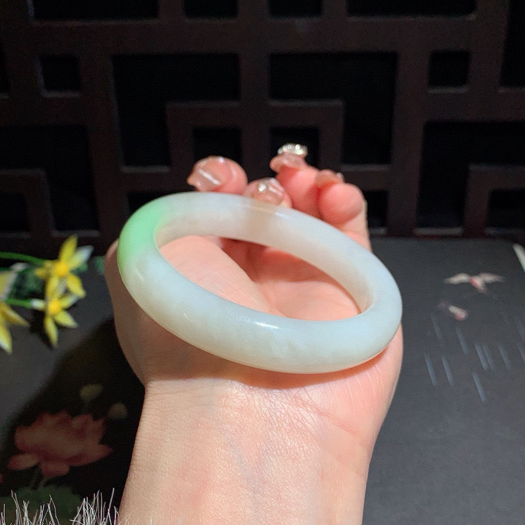 和田玉54.3圈口翠青手镯！玉质细腻油润 底色纯净 无裂无黑 脂粉好，品质