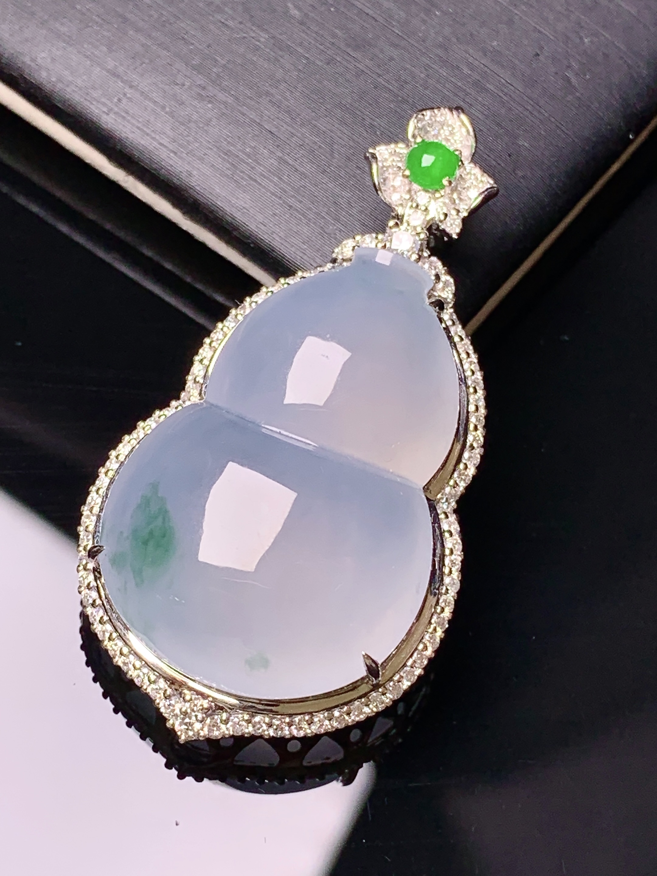 18k金钻镶嵌冰种葫芦吊坠 玉质细腻 色泽艳丽清新 水润亮眼 整体尺寸42.2*22.5*10.8k1