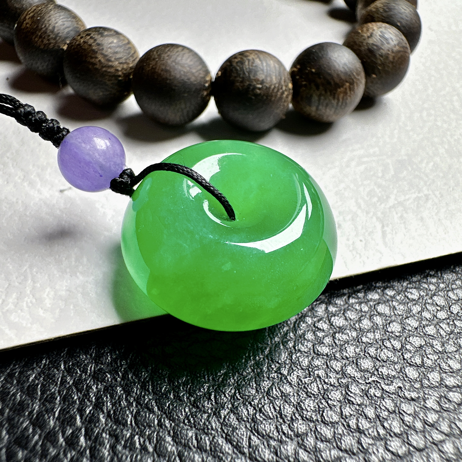 【冰种满绿平安扣】面包扣，很厚装，质地非常细腻，冰润十足，种老冰透，收藏品质。