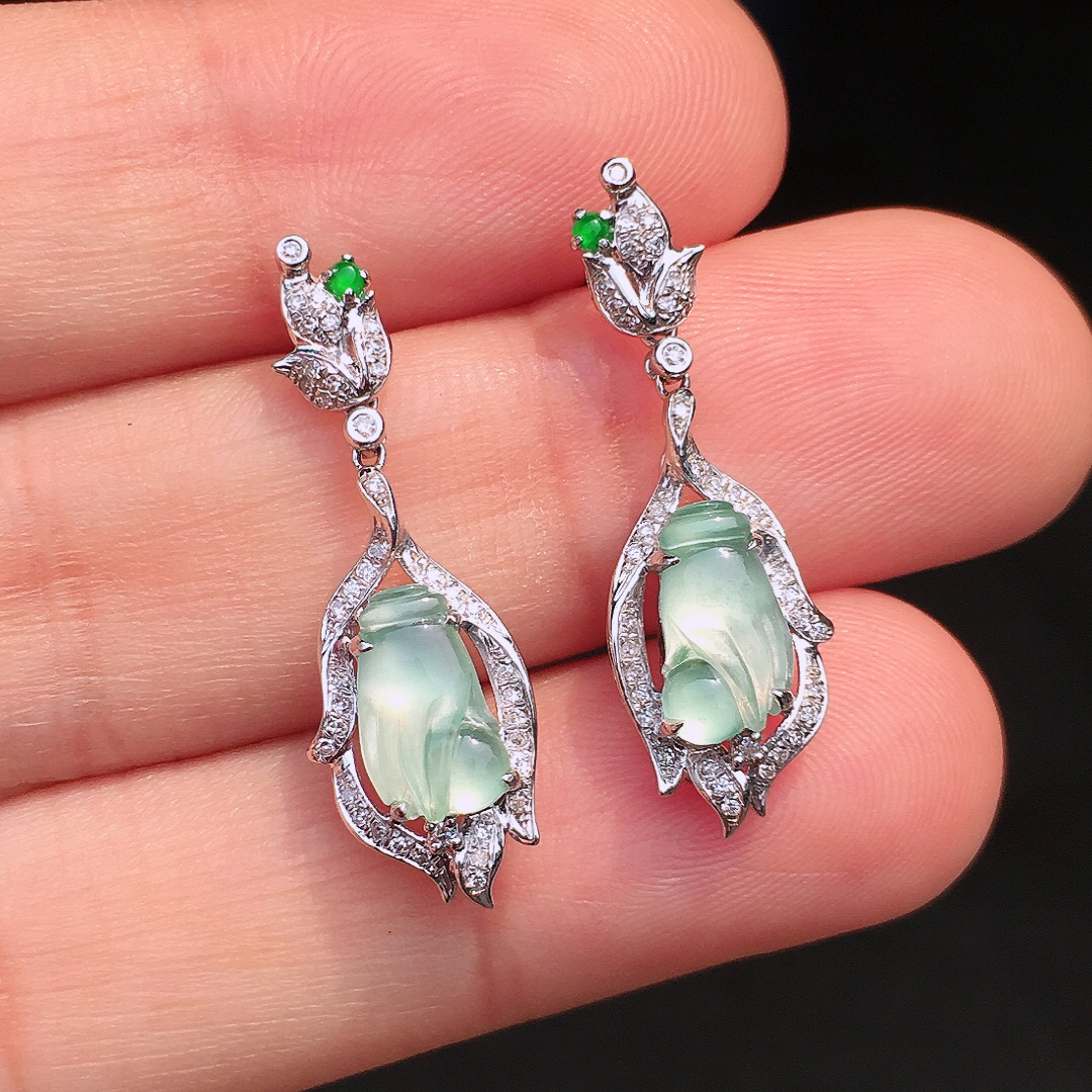 冰种【掌上明珠】耳坠，玉质细腻，荧光感超
强，饱满圆润，尽显优雅气质，18k
金豪华镶嵌