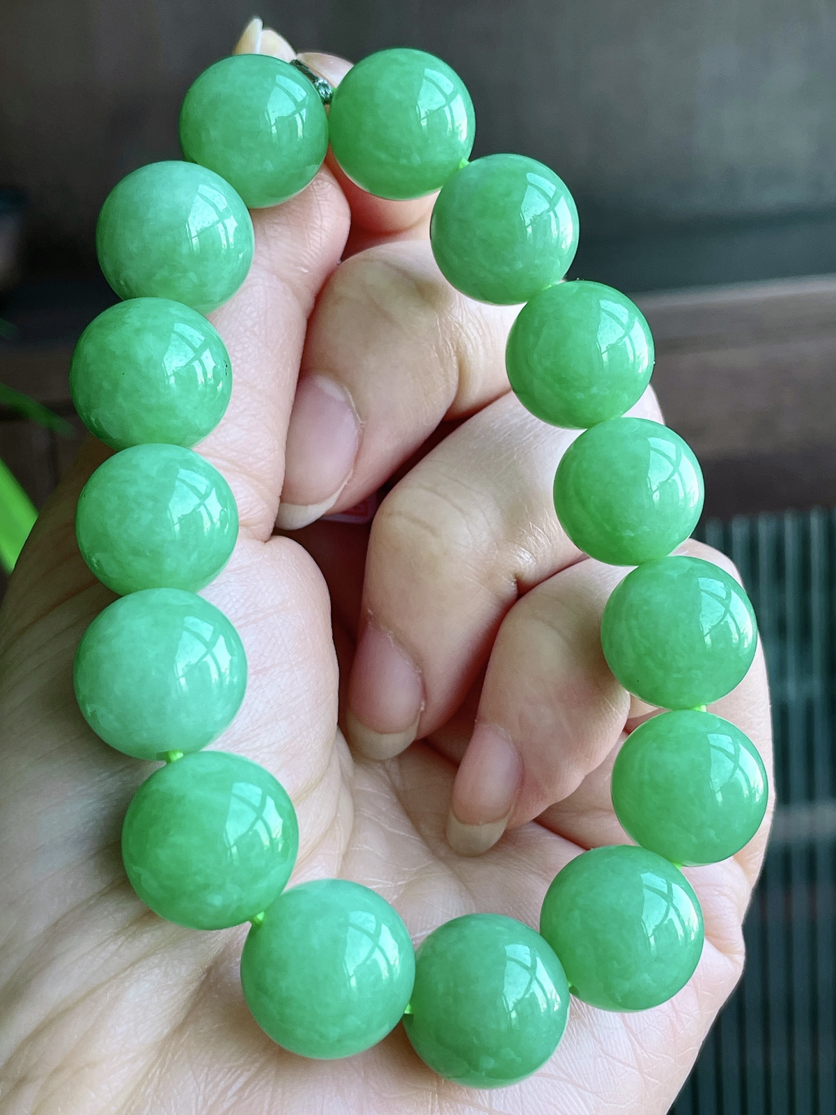 冰阳绿手串圆珠珠子手串
【说明】缅料 性价比高  
【尺寸】14mm..