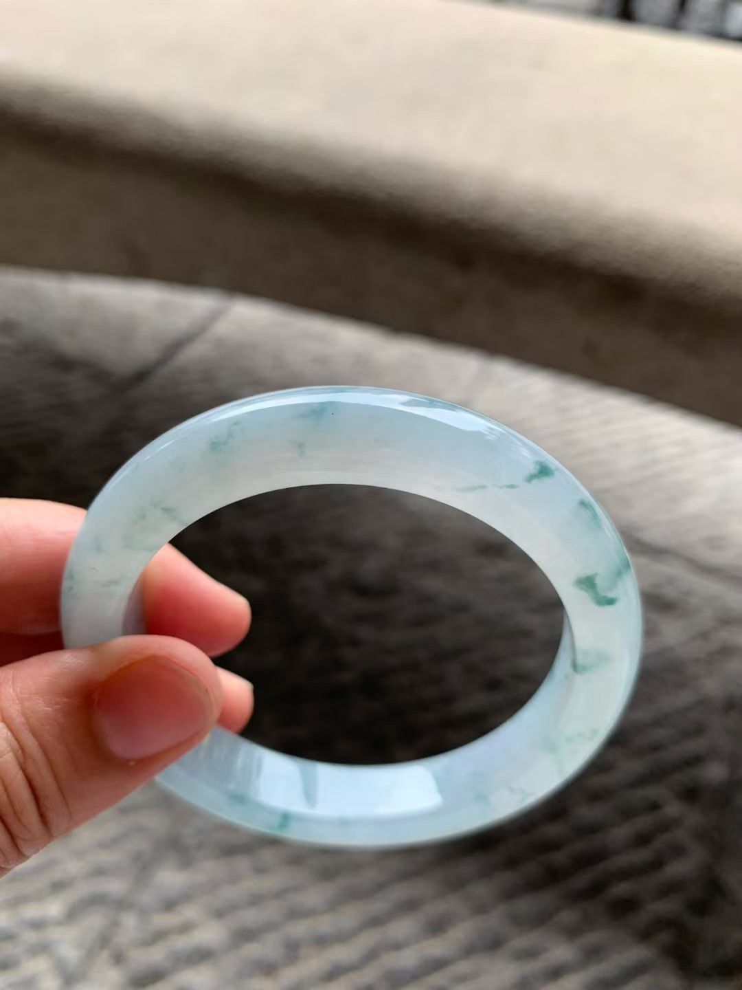 飘蓝花正圈手镯尺寸55.8*11*9 淡蓝底，通透冰凝，胶润水足蓝花灵气飘逸，清冷感拉满！