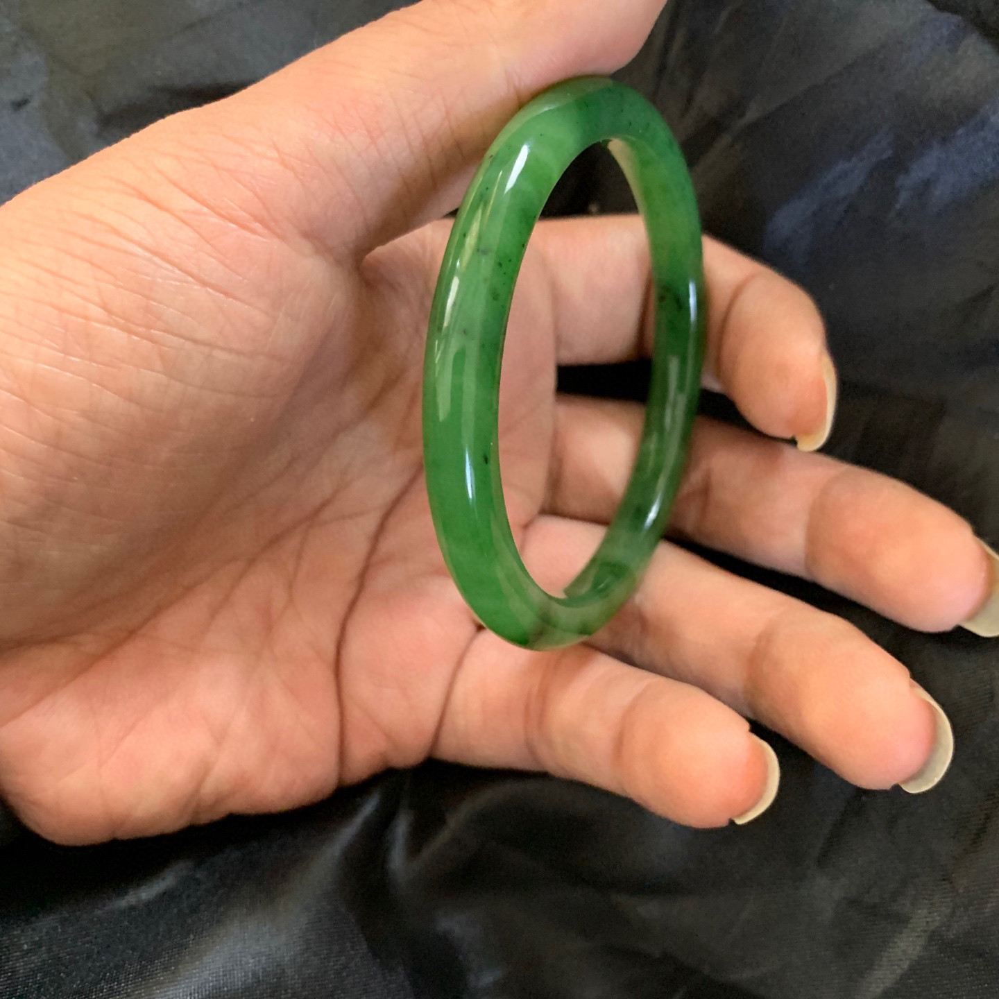 55圈口和田玉碧玉阳绿色手镯，和田玉55圈口手镯，镯型古朴典雅。在诗情画意的雨巷相遇，你是我腕间的一抹风情，有你眸有深情.清风荡漾湖间静水，我愿俯身低眉，在烟波涟漪处寻