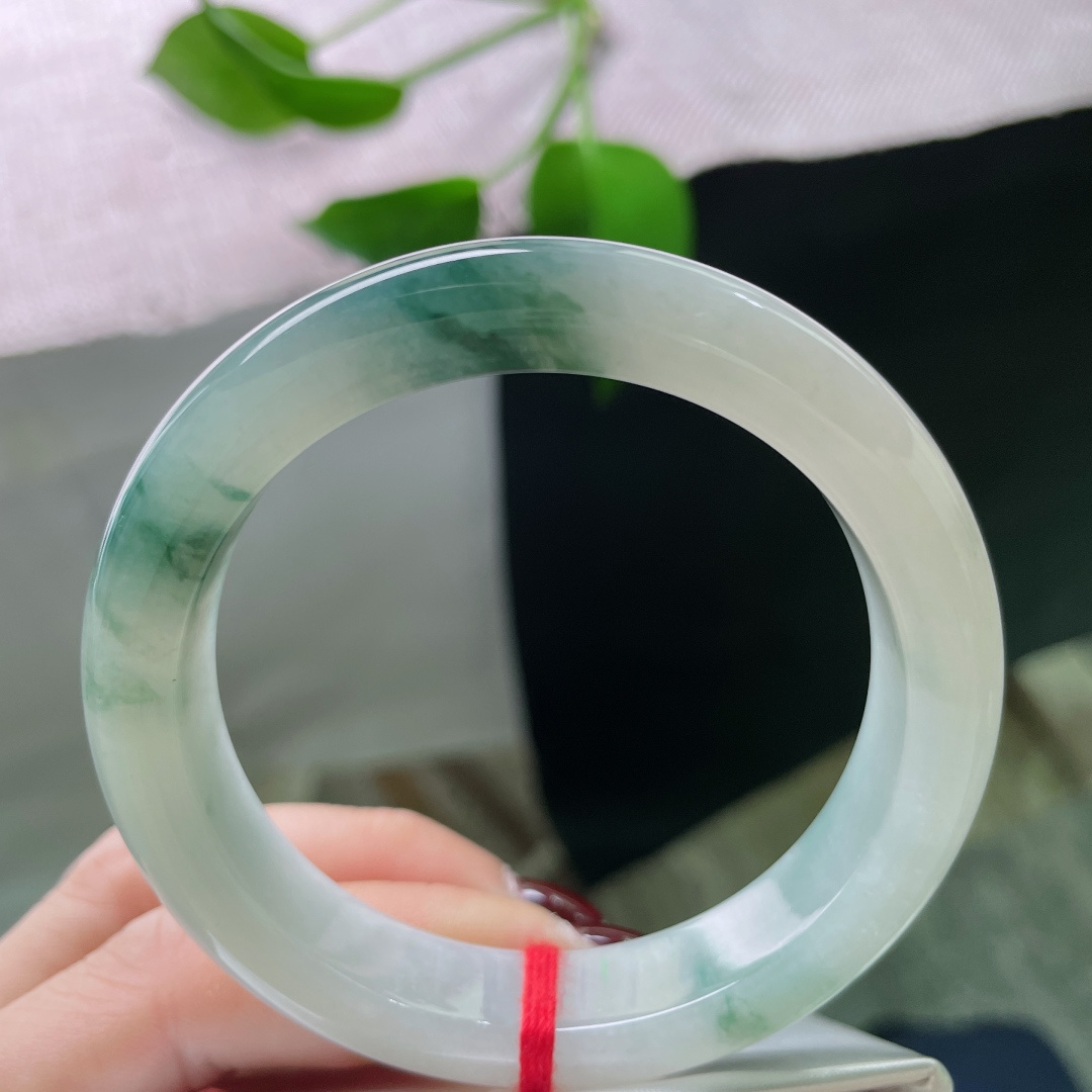 54.8/12/8.3，飘花正圈，水头好，质地莹润细腻，腕间生花。种老，竖纹，ss49724a