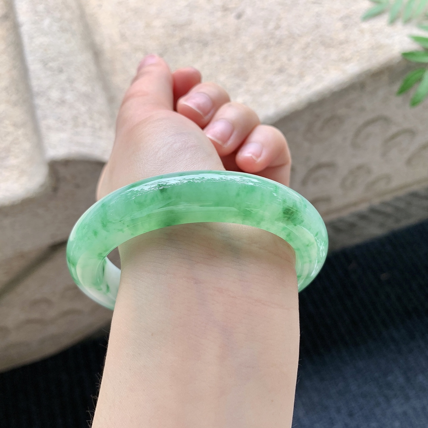 正圈57 58【圈口】58.8/12.6/10【编码】A3041130【描述】冰糯绿花，水润，种老，细腻，无纹裂