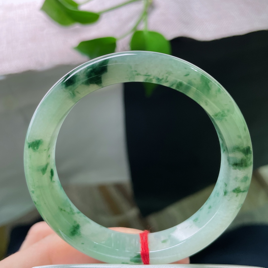 54.8/12/8.2，飘花正圈，花色分布疏密有致，如晴空薄雾，衬花如游鱼。一点皮纹，ss50031