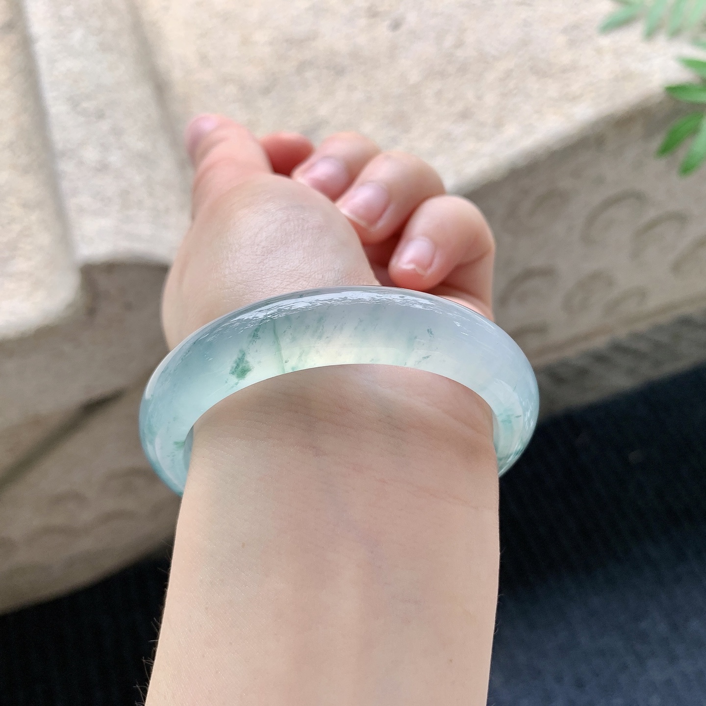 正圈51 52 【圈口】52.7/11.8/8 【编码】QX041124 【描述】冰种飘花，清透，水润，种老，细腻，打灯有絮线