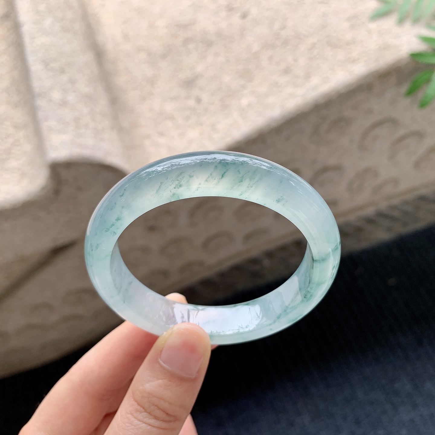 正圈51 52 【圈口】52.7/11.8/8 【编码】QX041124 【描述】冰种飘花，清透，水润，种老，细腻，打灯有絮线