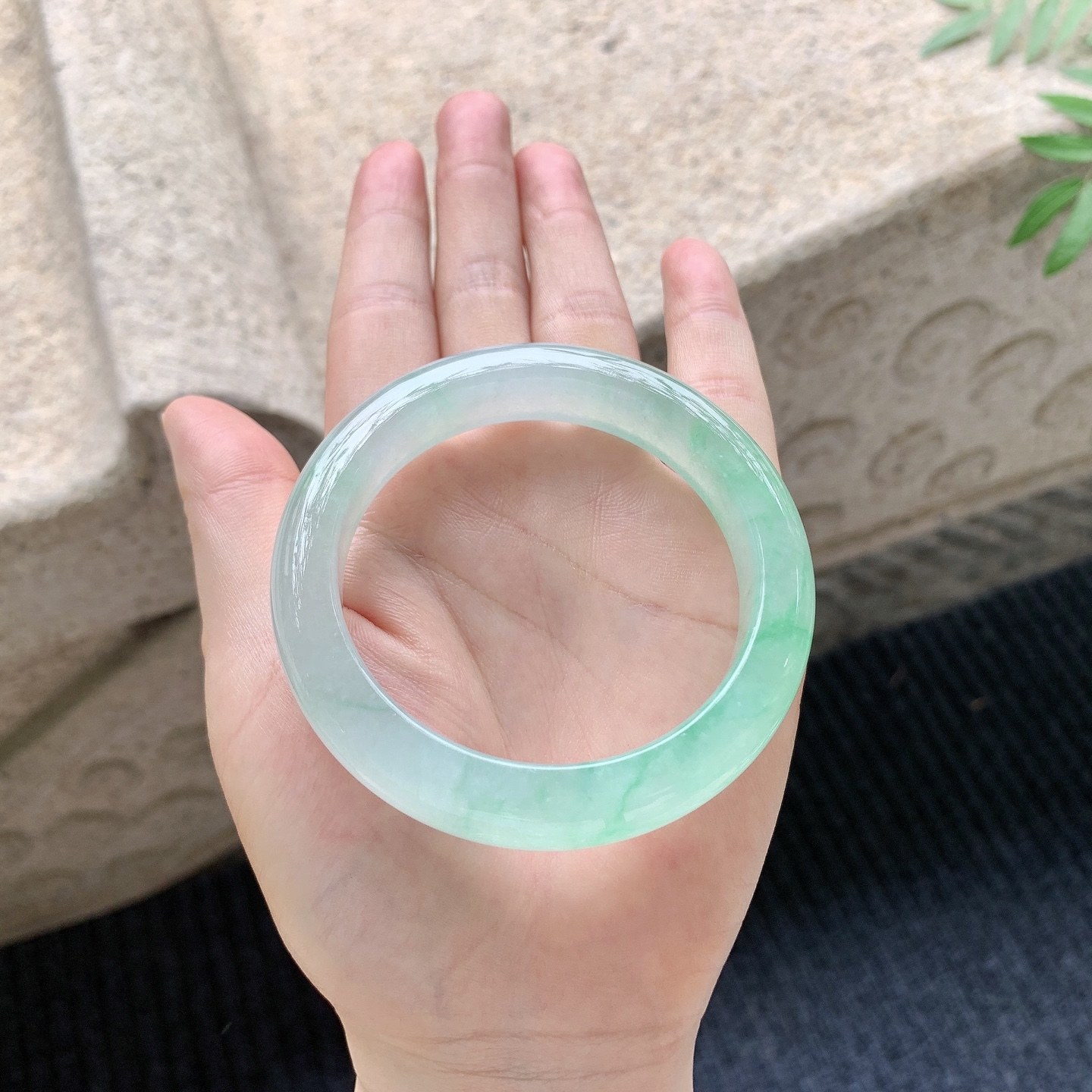 正圈53 54【圈口】54.3/12.6/9【编码】GH041146【描述】冰飘阳绿，清透，水润，种老，细腻，无纹裂