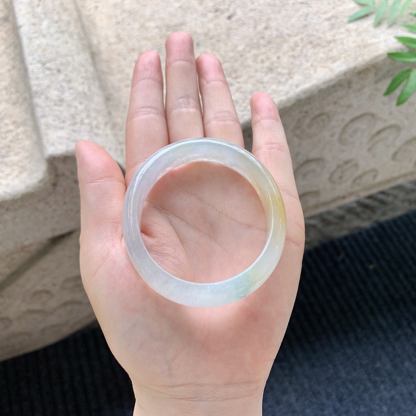 贵妃52 53 【圈口】53.3/46.8/12.5/6.3 【编码】HJ041109 【描述】糯冰飘黄翡，水润，种老，细腻，无纹裂