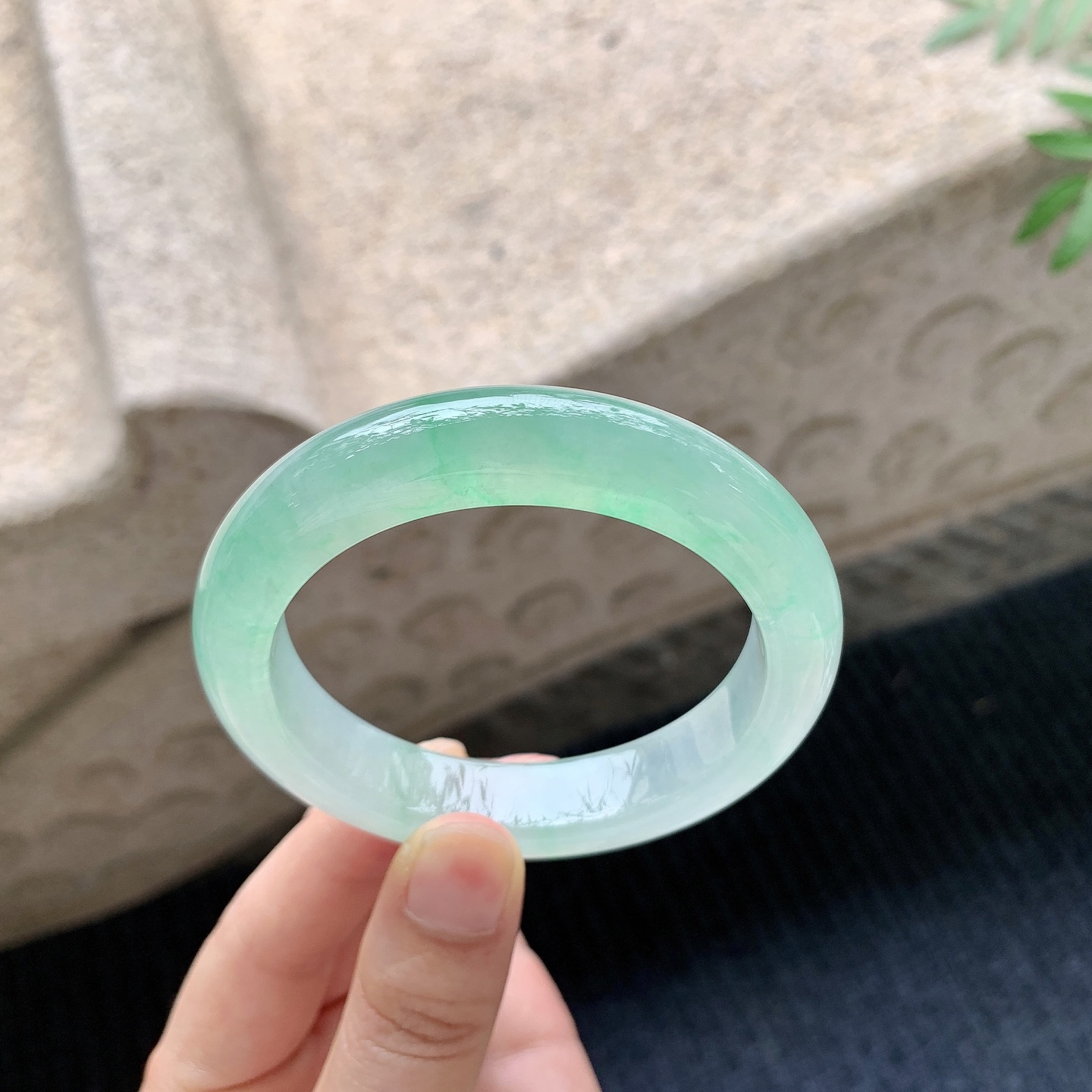 正圈53 54【圈口】54.3/12.6/9【编码】GH041146【描述】冰飘阳绿，清透，水润，种老，细腻，无纹裂