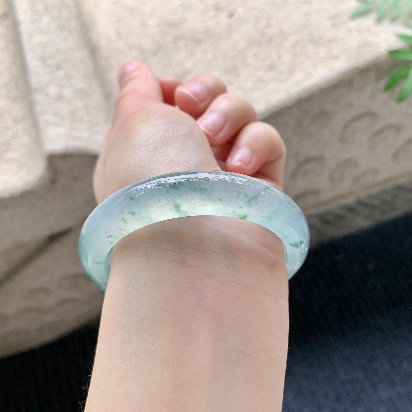 正圈51 52 【圈口】52.7/11.8/8 【编码】QX041124 【描述】冰种飘花，清透，水润，种老，细腻，打灯有絮线