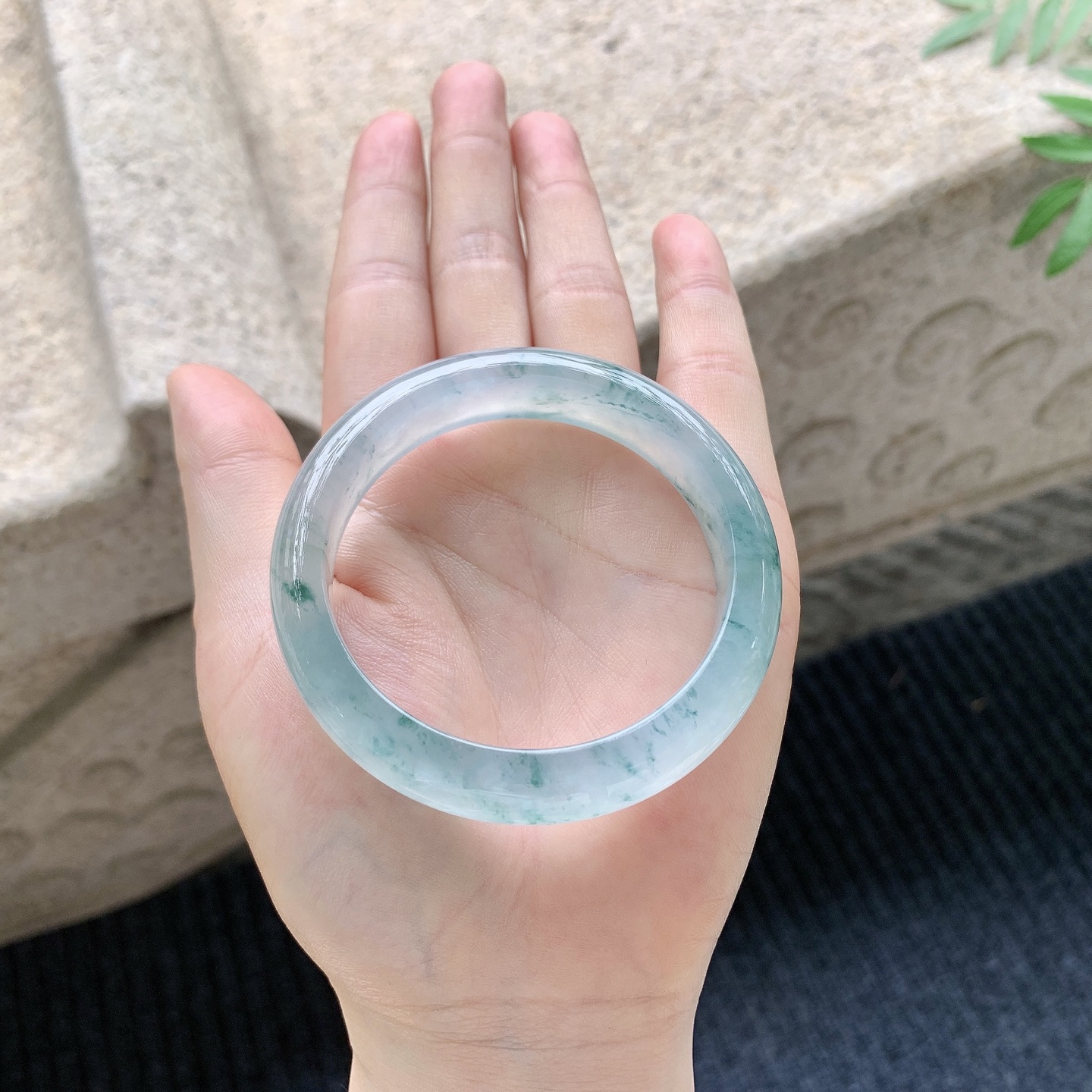 正圈51 52 【圈口】52.7/11.8/8 【编码】QX041124 【描述】冰种飘花，清透，水