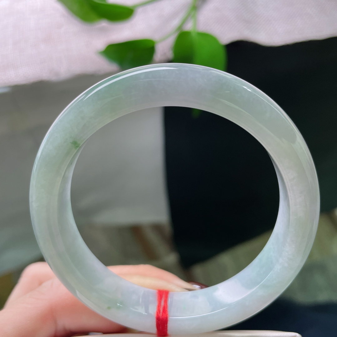 56.8/12.5/8.9，浅绿底正圈，不浓不烈，是翡翠最轻柔的呼吸。皮纹，ss48593a