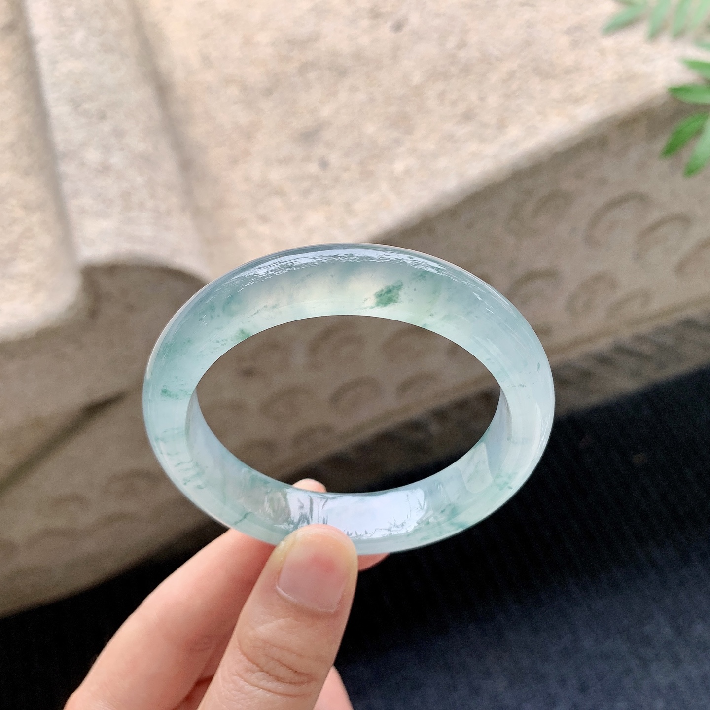 正圈51 52 【圈口】52.7/11.8/8 【编码】QX041124 【描述】冰种飘花，清透，水润，种老，细腻，打灯有絮线