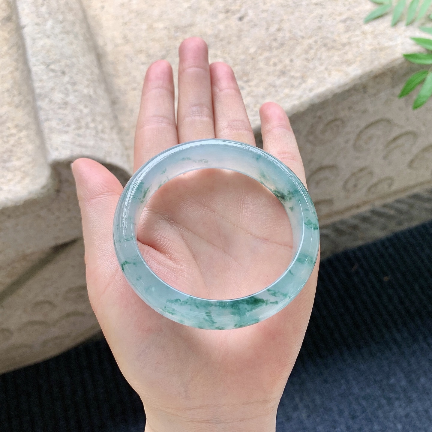 正圈54 55 【圈口】55.7/15.3/7.7 【编码】GH041145 【描述】冰种飘花，清透，水润，种老，细腻，无纹裂