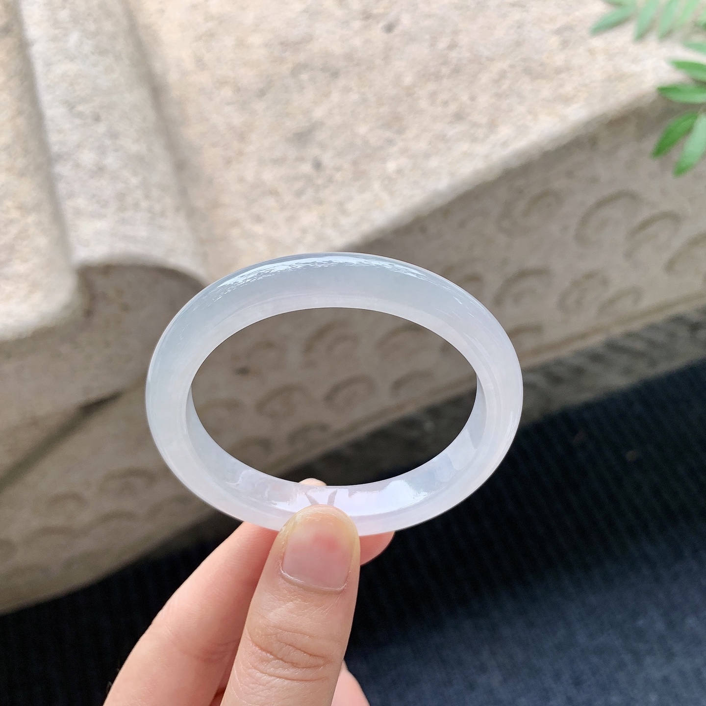 贵妃51 52【圈口】52/45/9.8/7.3【编码】A2041128【描述】糯冰底色，水润，种老，细腻，打灯有棉线