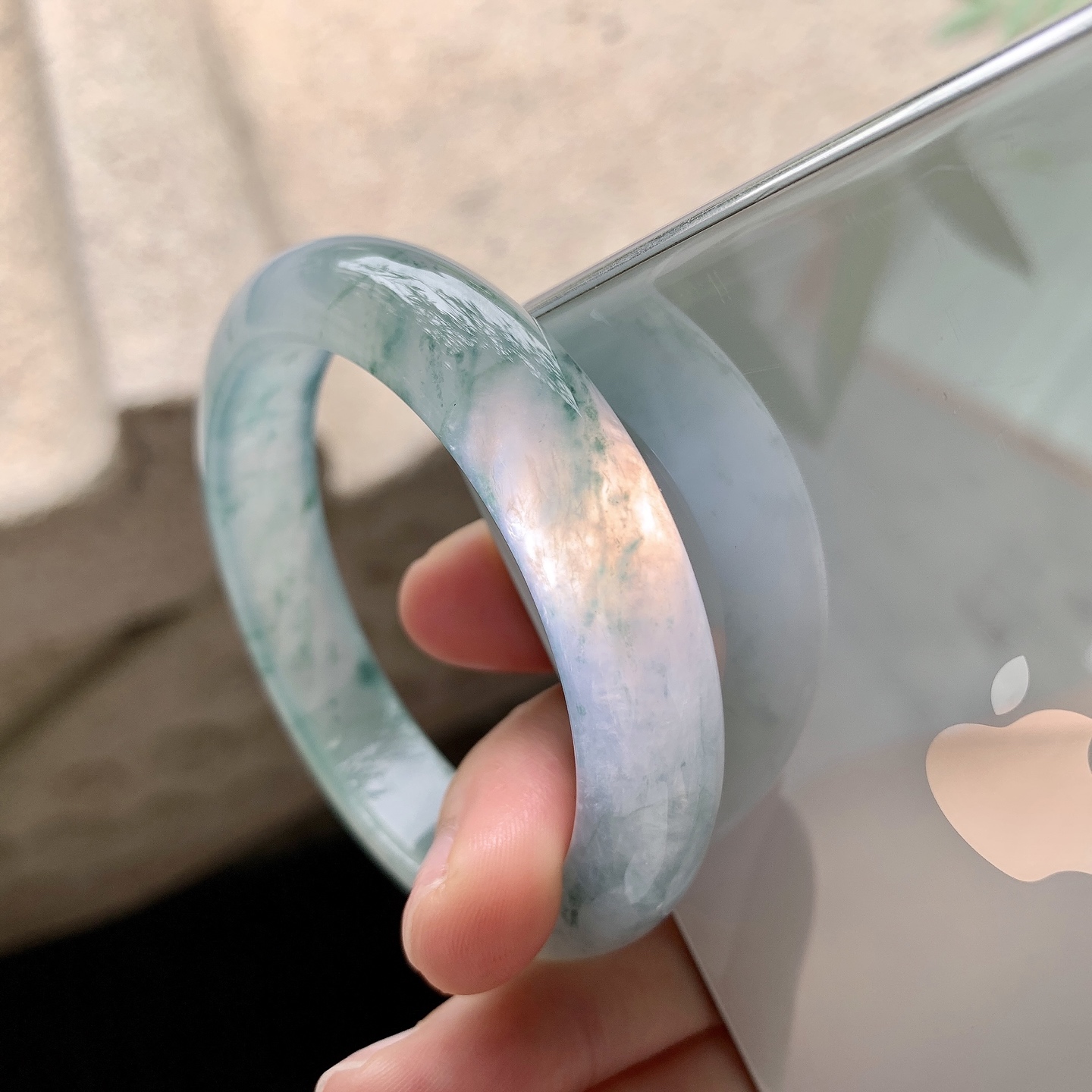 正圈51 52 【圈口】52.7/11.8/8 【编码】QX041124 【描述】冰种飘花，清透，水润，种老，细腻，打灯有絮线