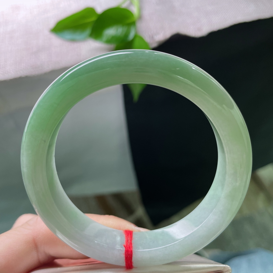 57.3/12.4/9，绿底正圈，料子细腻干净，颜色由浅入深过渡自然，皮纹。ss50092a