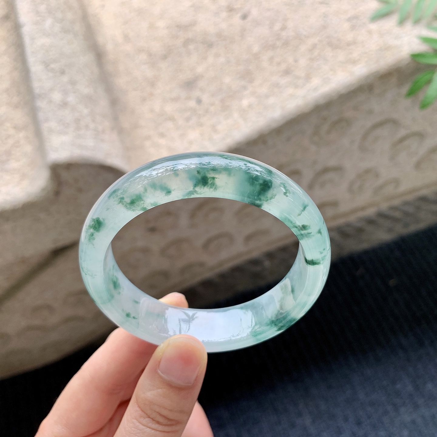 正圈54 55 【圈口】55.7/15.3/7.7 【编码】GH041145 【描述】冰种飘花，清透，水润，种老，细腻，无纹裂