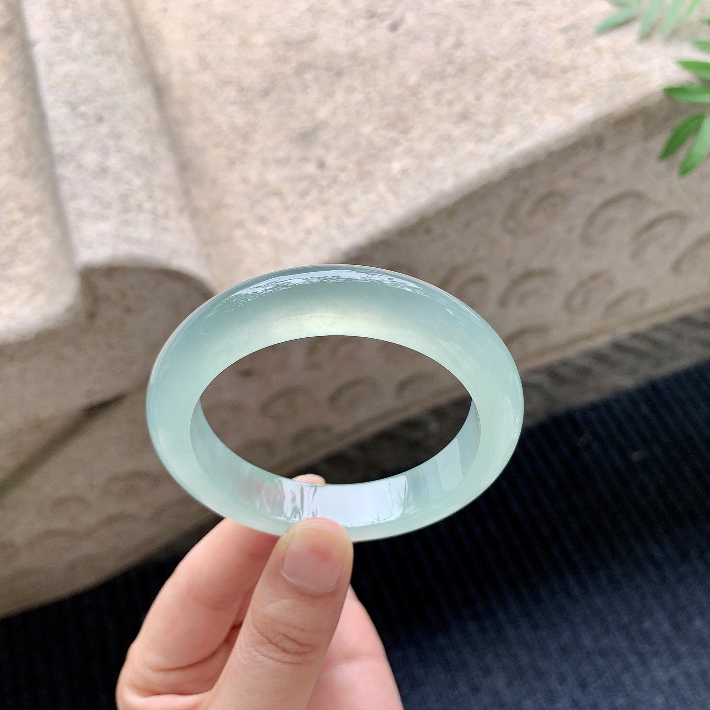 正圈52 53【圈口】53.7/12.2/9【编码】QX041112【描述】冰绿，清透，水润，种老，细腻，无纹裂