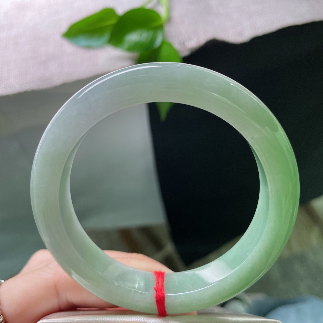 57.3/12.4/9，绿底正圈，料子细腻干净，颜色由浅入深过渡自然，皮纹。ss50092a