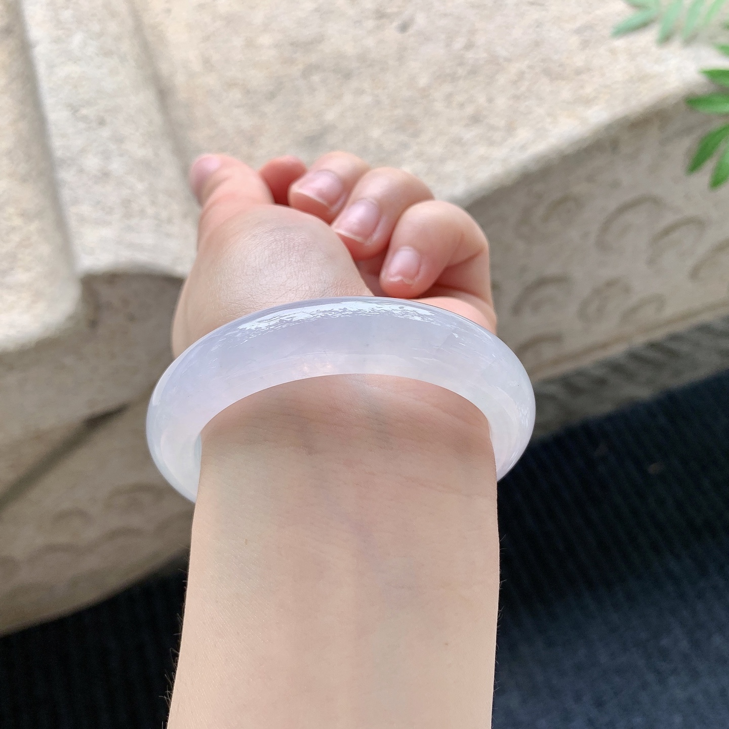 正圈51 52 【圈口】52.6/12.1/8.6 【编码】A2041121 【描述】糯冰粉紫，水润，种老，细腻，有纹线