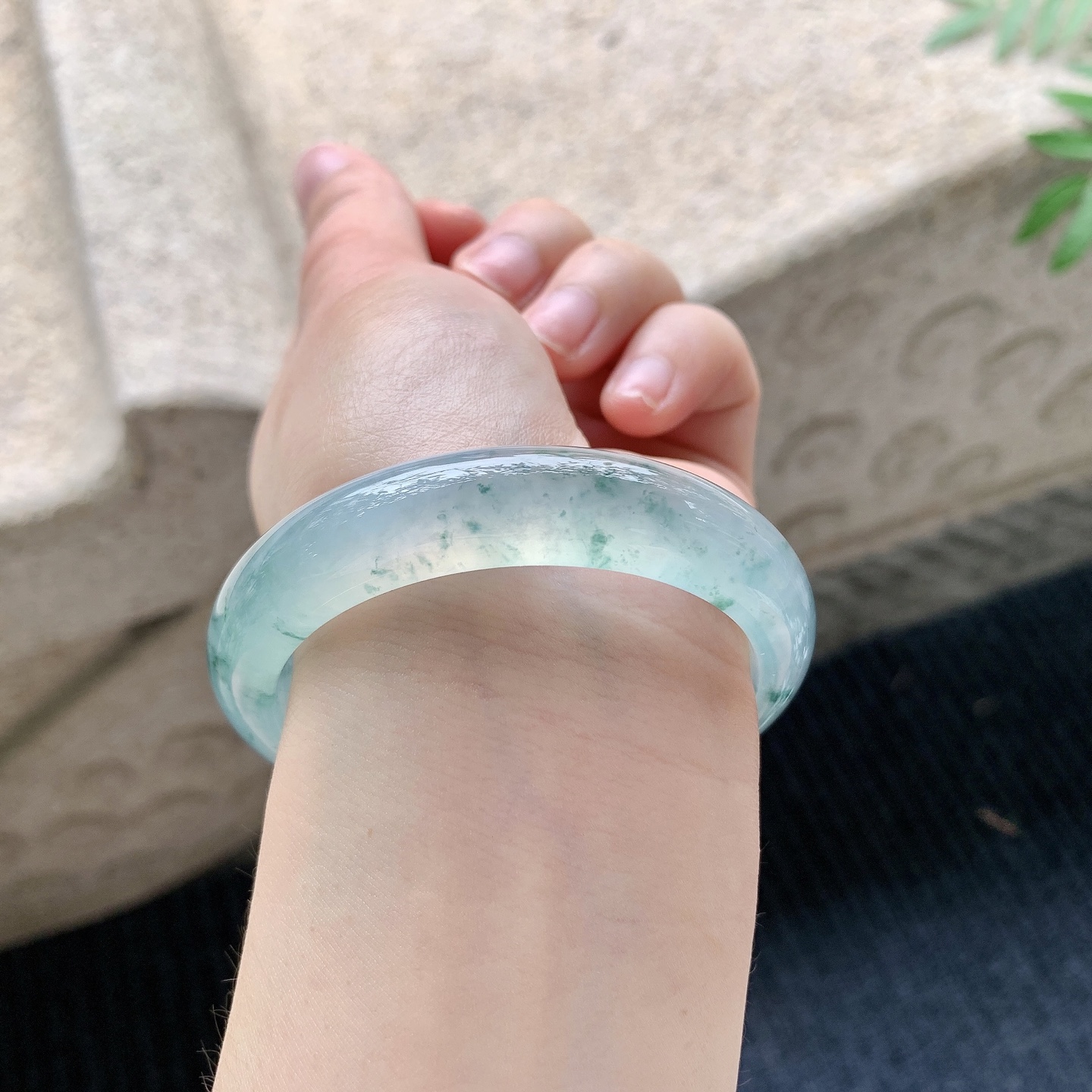 正圈51 52 【圈口】52.7/11.8/8 【编码】QX041124 【描述】冰种飘花，清透，水润，种老，细腻，打灯有絮线