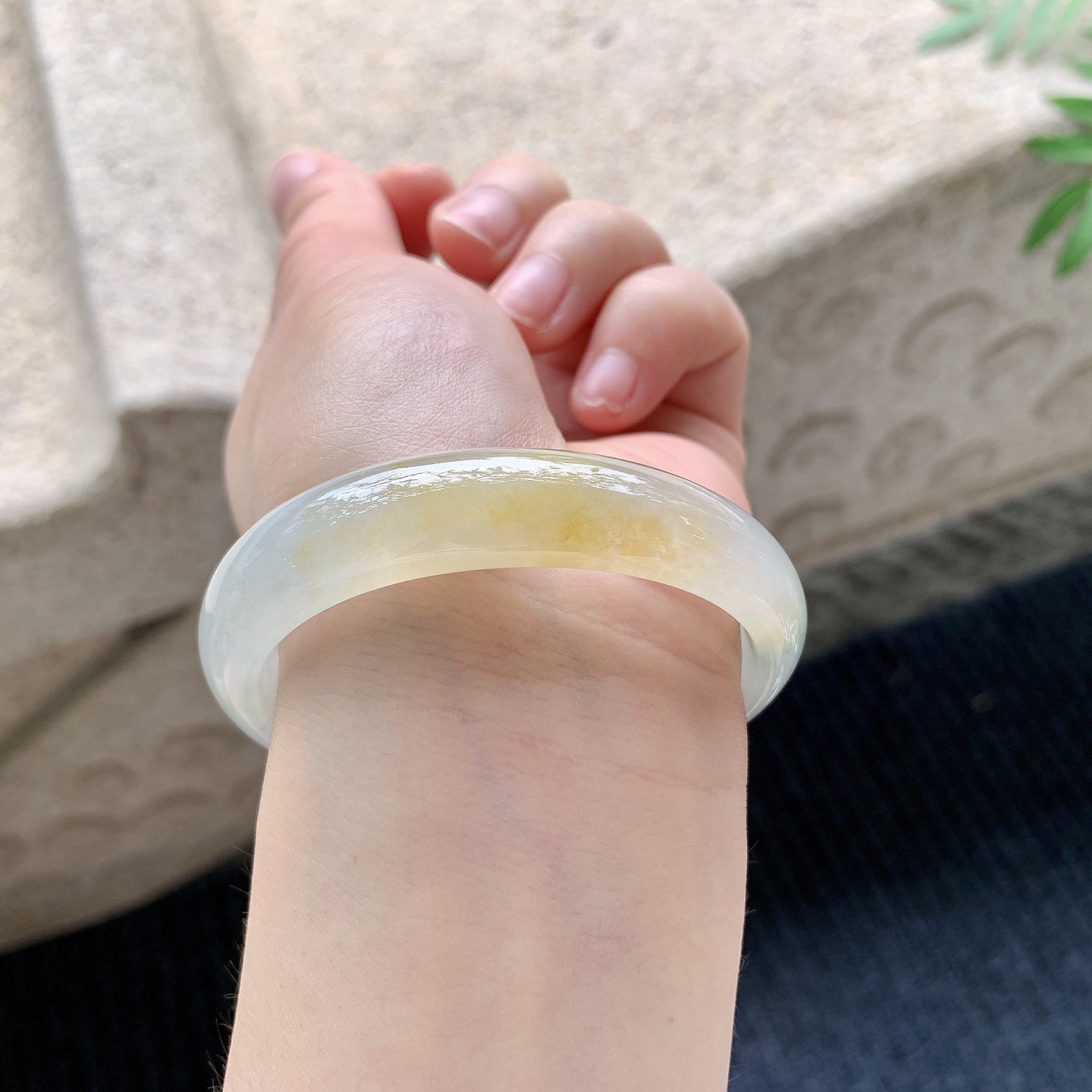 贵妃52 53 【圈口】53.3/46.8/12.5/6.3 【编码】HJ041109 【描述】糯冰飘黄翡，水润，种老，细腻，无纹裂