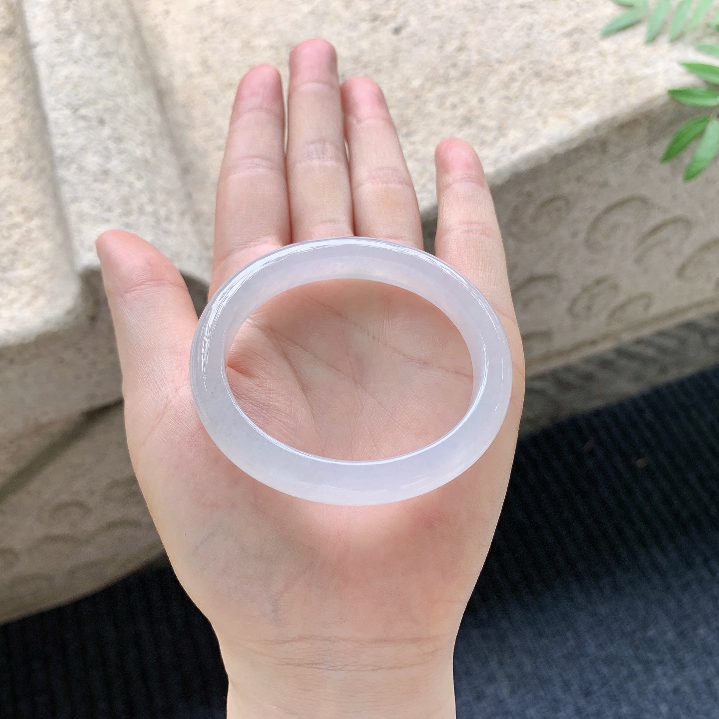 贵妃51 52【圈口】52/45/9.8/7.3【编码】A2041128【描述】糯冰底色，水润，种老