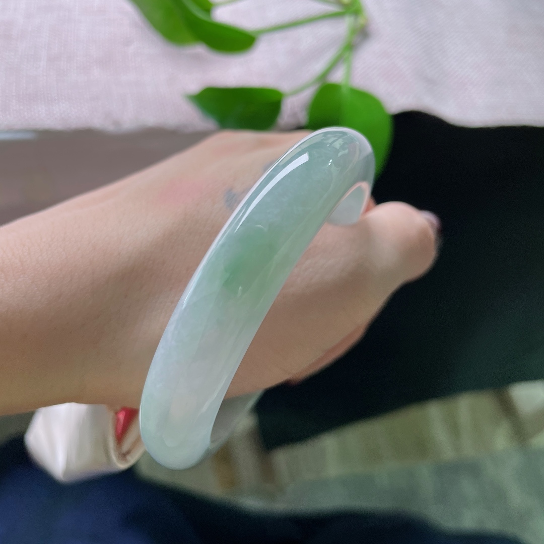 56.8/12.5/8.9，浅绿底正圈，不浓不烈，是翡翠最轻柔的呼吸。皮纹，ss48593a