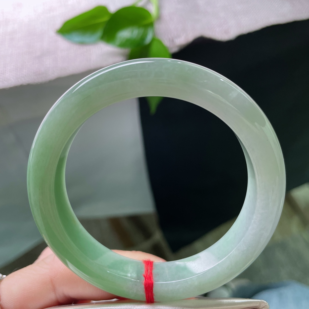 57.3/12.4/9，绿底正圈，料子细腻干净，颜色由浅入深过渡自然，皮纹。ss50092a