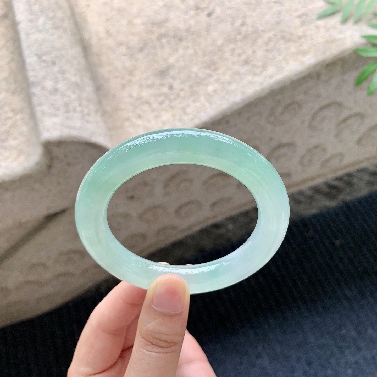 圆条54 55【圈口】55/11.2/11【编码】A2041120【描述】冰糯阳绿，水润，种老，细腻，无纹裂