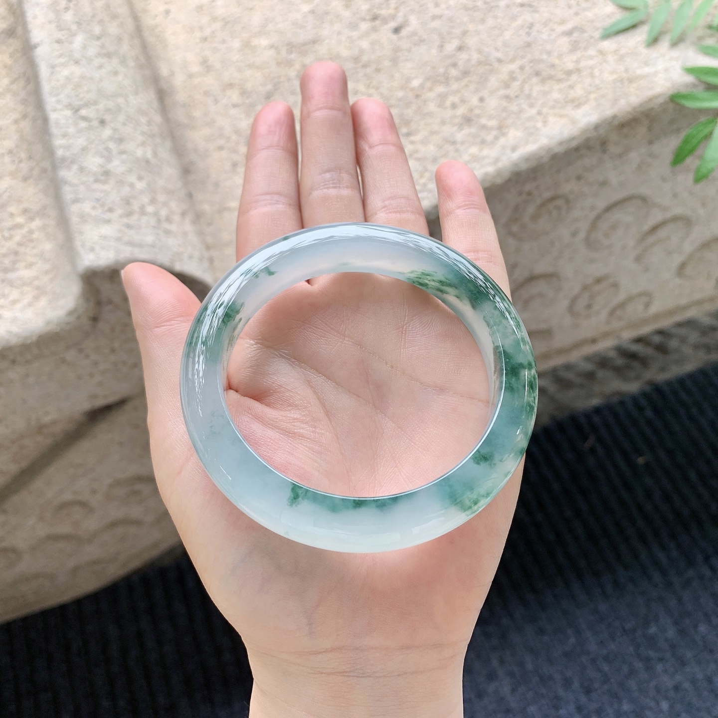 正圈59 60 【圈口】60/13.4/9.7 【编码】BK041138 【描述】冰飘花，清透，水润，种老，细腻，无纹裂