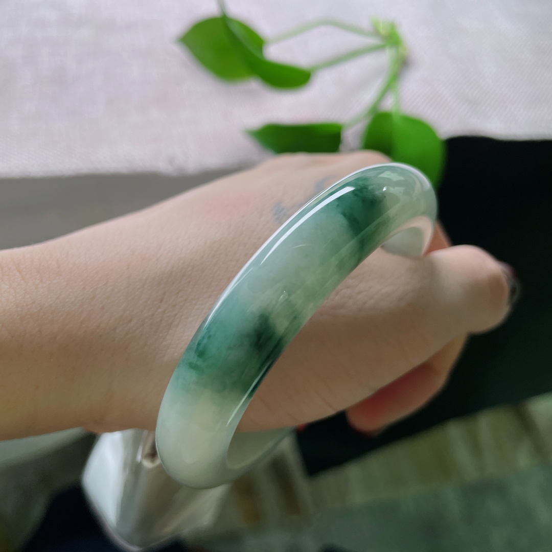 54.8/12/8.3，飘花正圈，水头好，质地莹润细腻，腕间生花。种老，竖纹，ss49724a