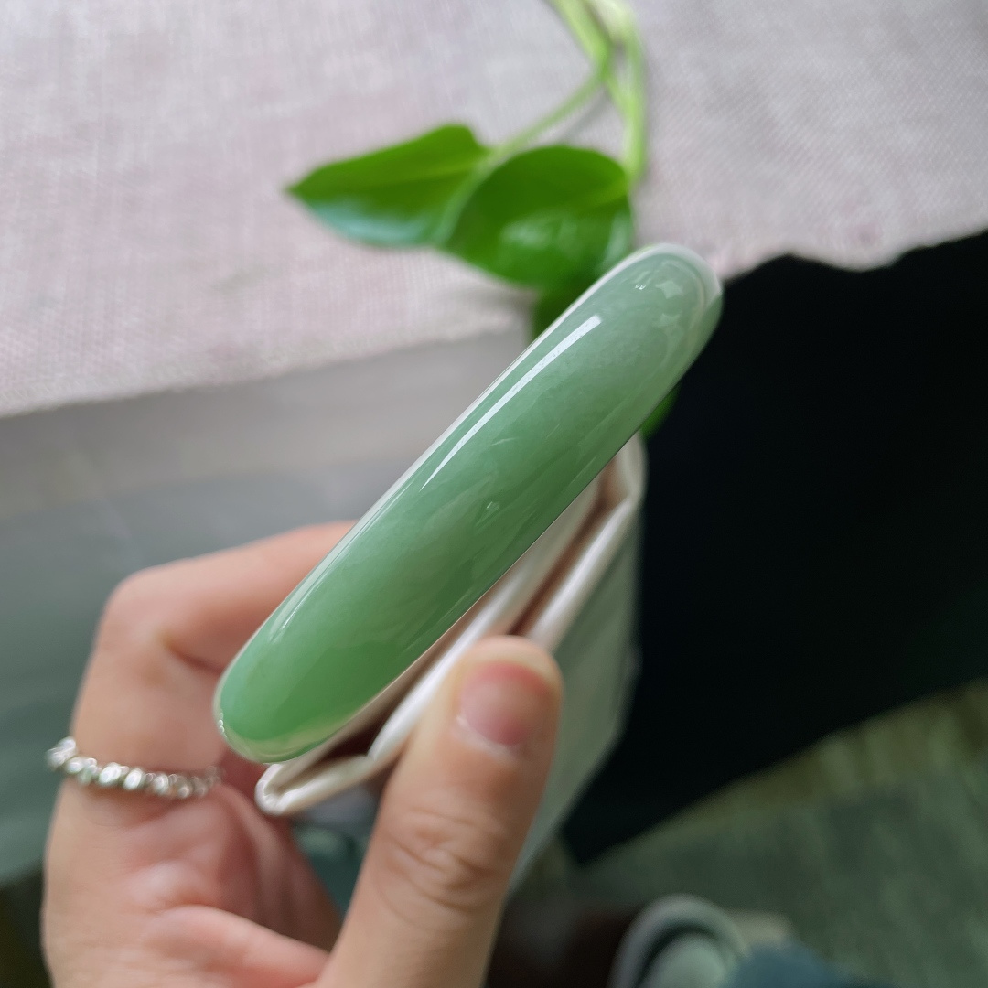 57.3/12.4/9，绿底正圈，料子细腻干净，颜色由浅入深过渡自然，皮纹。ss50092a