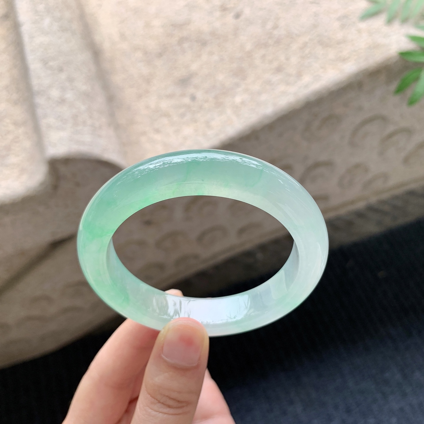 正圈53 54【圈口】54.3/12.6/9【编码】GH041146【描述】冰飘阳绿，清透，水润，种老，细腻，无纹裂