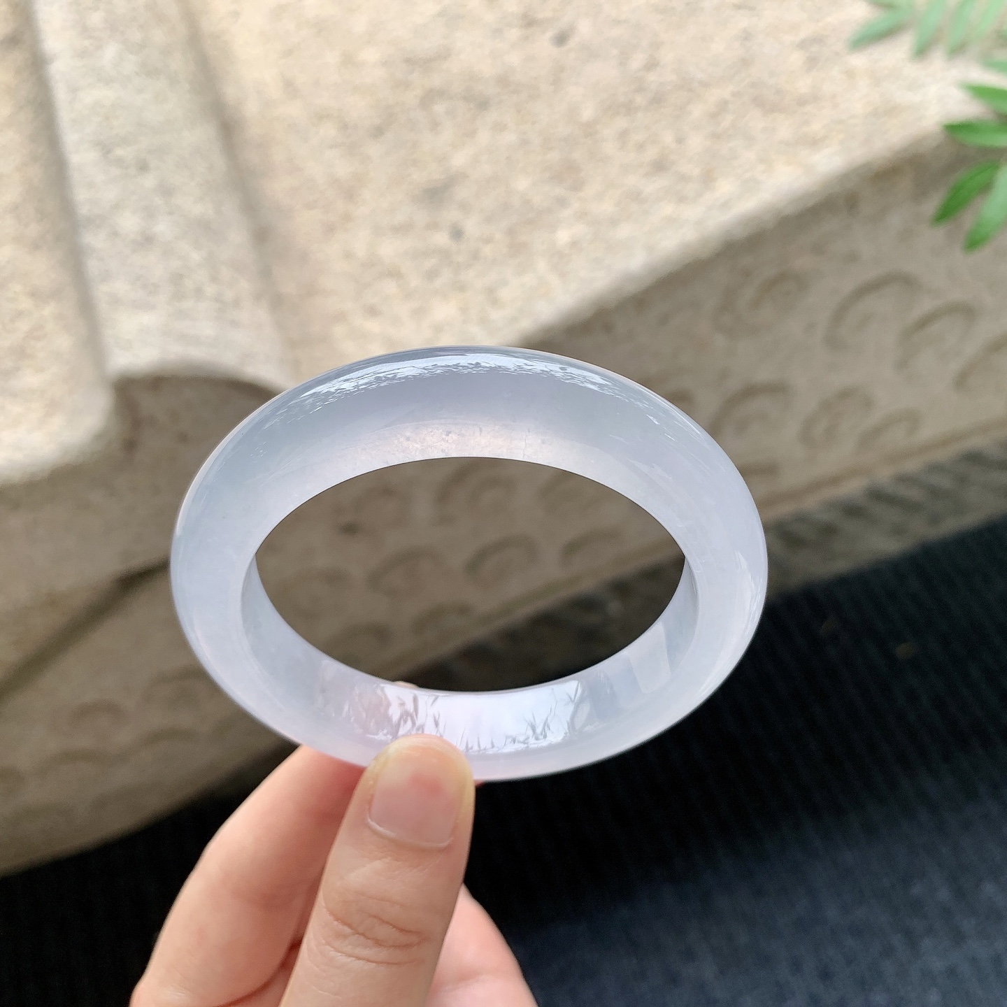 正圈55 56【圈口】56.6/12.3/9.5【编码】LH041144【描述】冰种粉紫底，清透，水润，种老，细腻，无纹裂