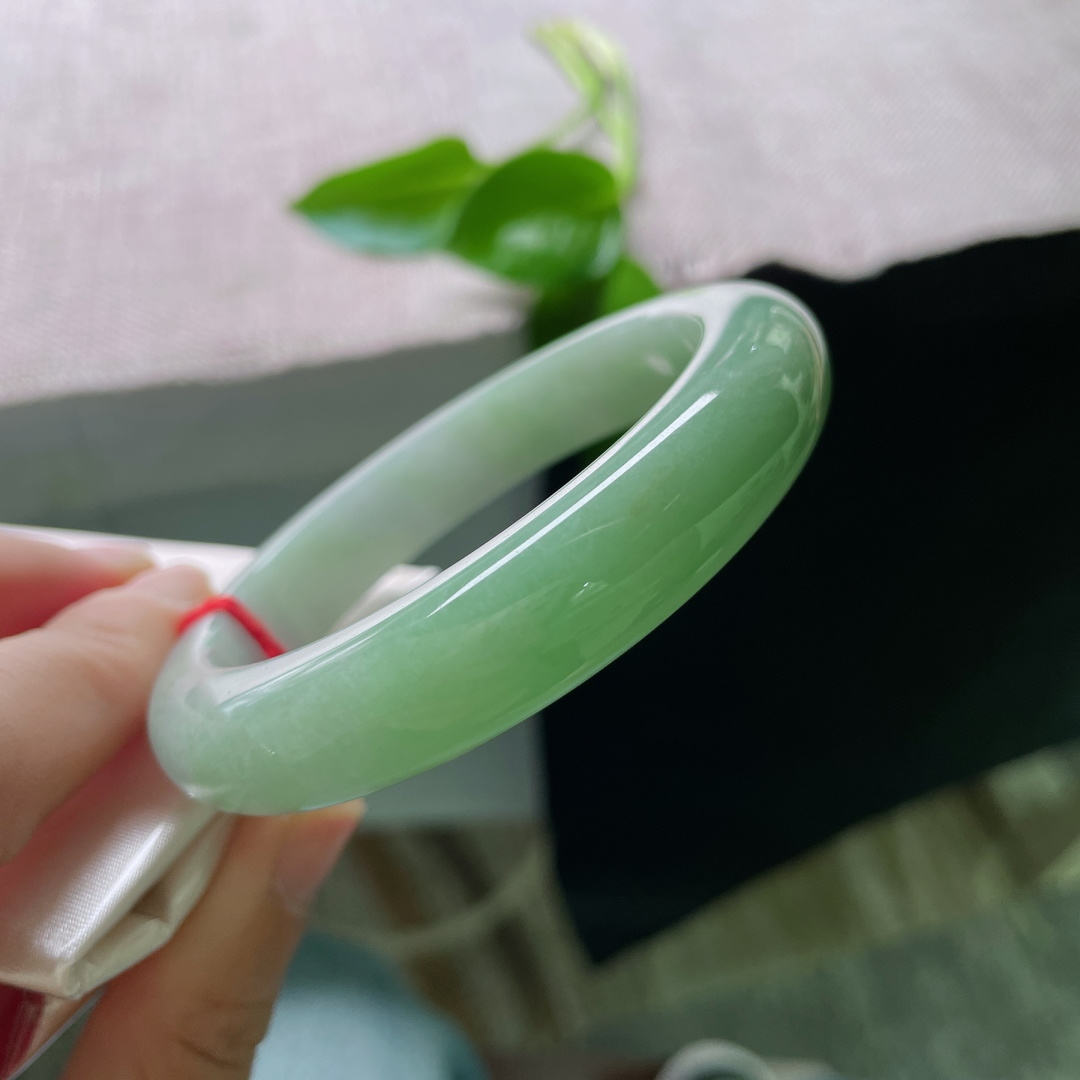 57.3/12.4/9，绿底正圈，料子细腻干净，颜色由浅入深过渡自然，皮纹。ss50092a