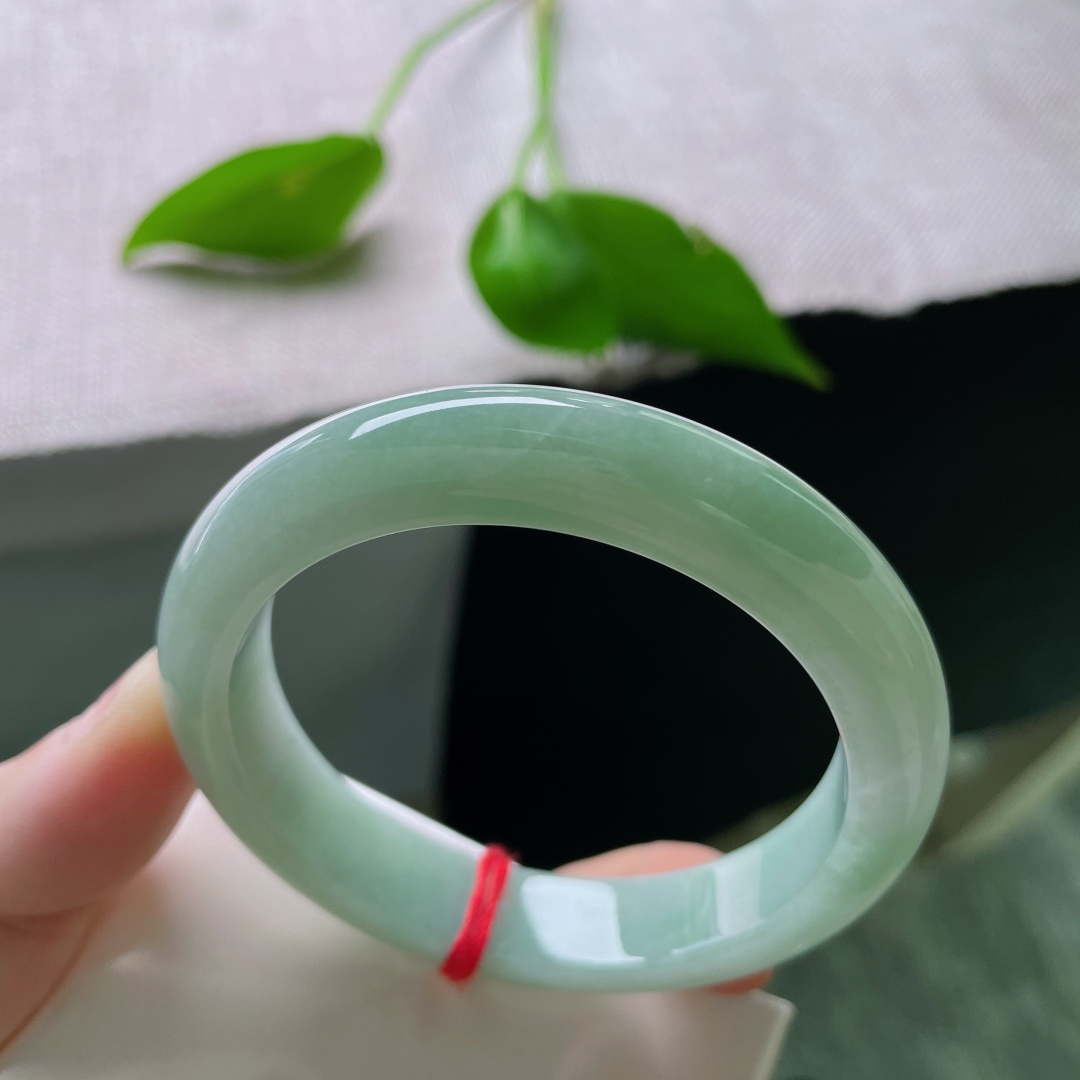 55/11.8/8.5，浅绿底正圈，颜色淡雅，清丽脱俗，细润，一点皮纹，ss50224a