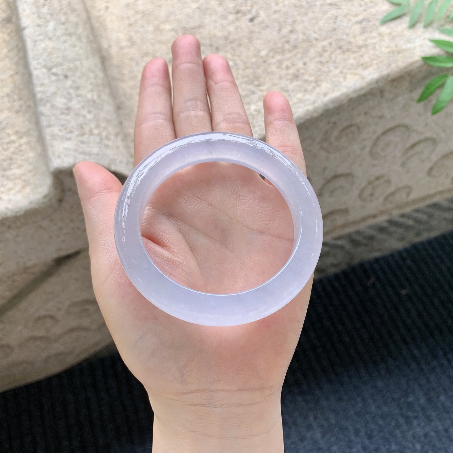 正圈55 56【圈口】56.6/12.3/9.5【编码】LH041144【描述】冰种粉紫底，清透，水润，种老，细腻，无纹裂