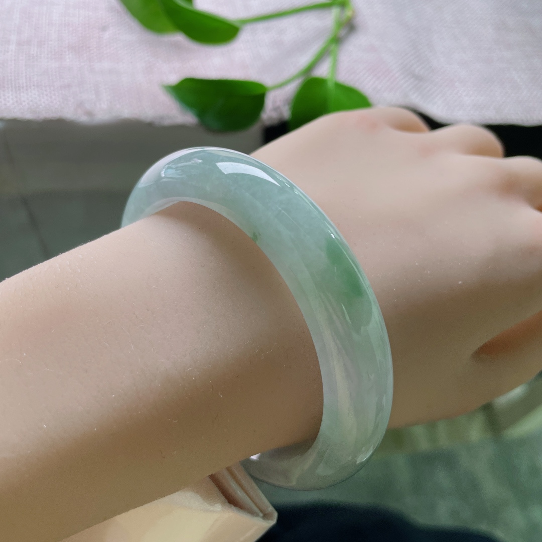 56.8/12.5/8.9，浅绿底正圈，不浓不烈，是翡翠最轻柔的呼吸。皮纹，ss48593a