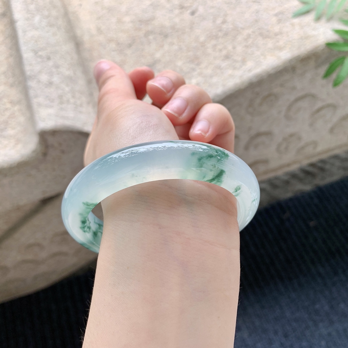 正圈59 60 【圈口】60/13.4/9.7 【编码】BK041138 【描述】冰飘花，清透，水润，种老，细腻，无纹裂